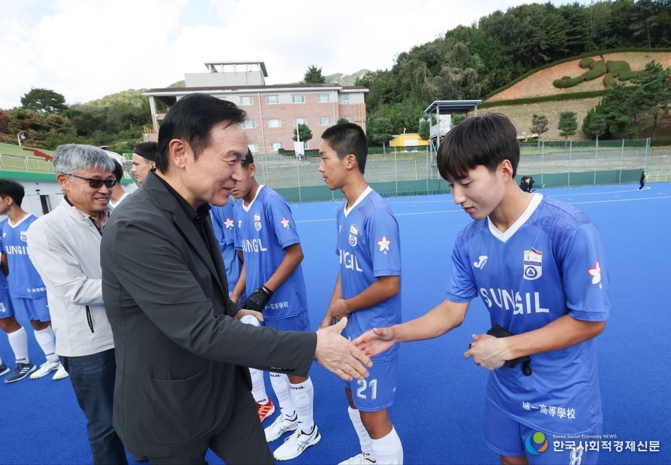 (사진) 임태희 교육감 제105회 전국체육대회 출전하는 경기도 학생<br>
선수단 격려