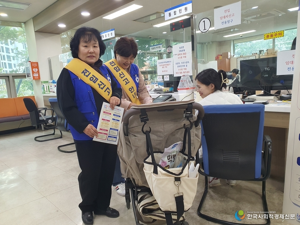 (사진)만안 명예시민과장회 푸르지오 더샵아파트입주 지원 ‘훈훈’<br>