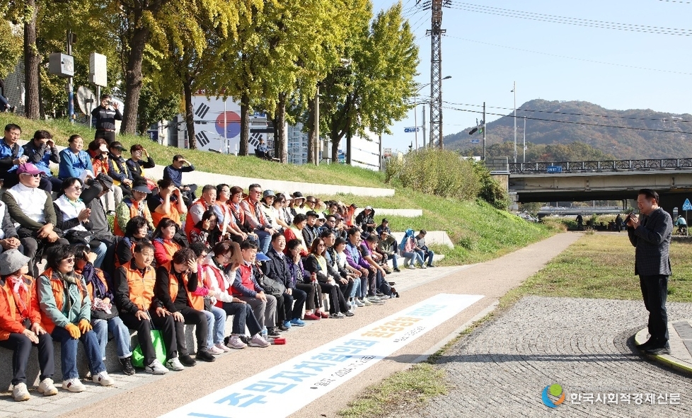 (사진)안양천 일대 환경정화 활동<br>
-31개 동 주민자치위원회 공무원 등 200여명