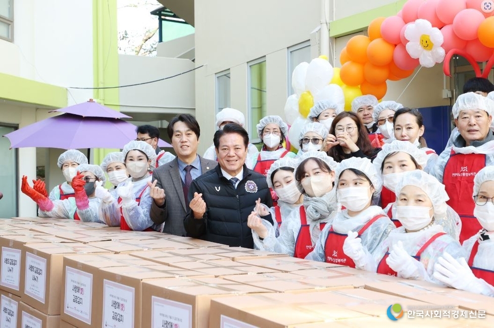 (사진)안양시노인종합복지관 복지관 앞마당에서'사랑의 김장나눔' 행사