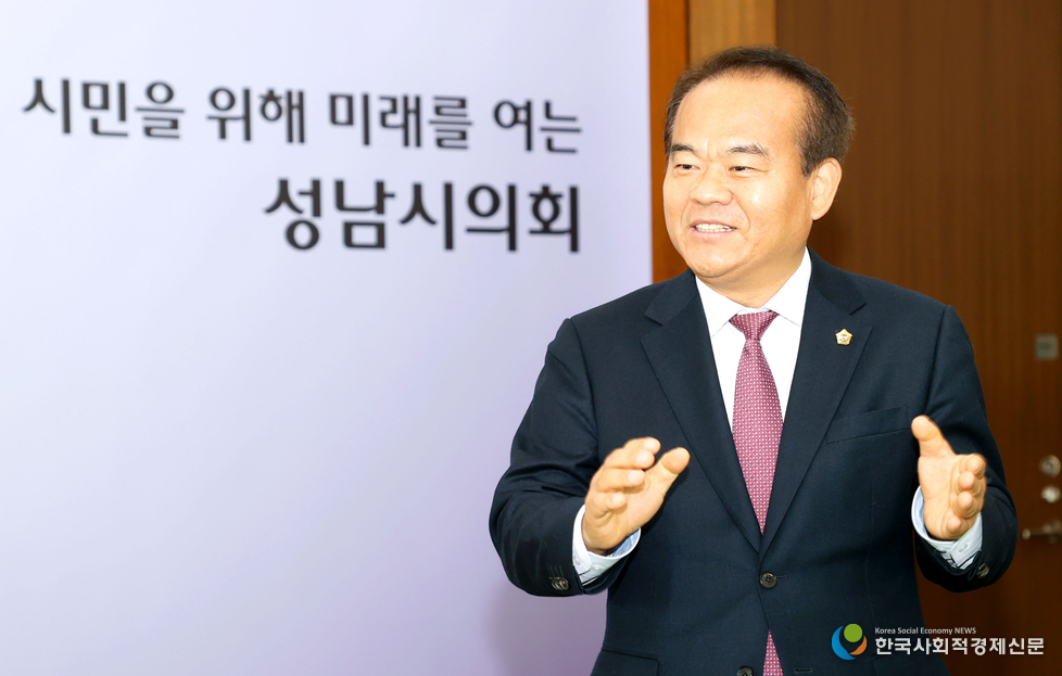 (사진)성남시의회, 신협 이사장과 지역<br>
경제