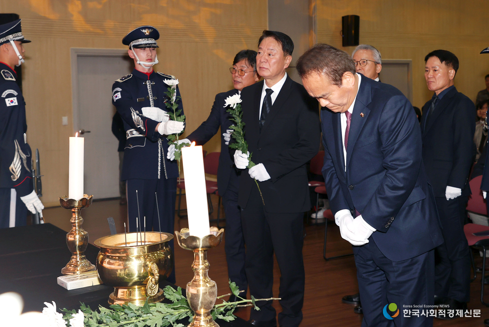 (사진)성남시의회, 고 이상희 대위 순직 33주기추모식 참석<br>