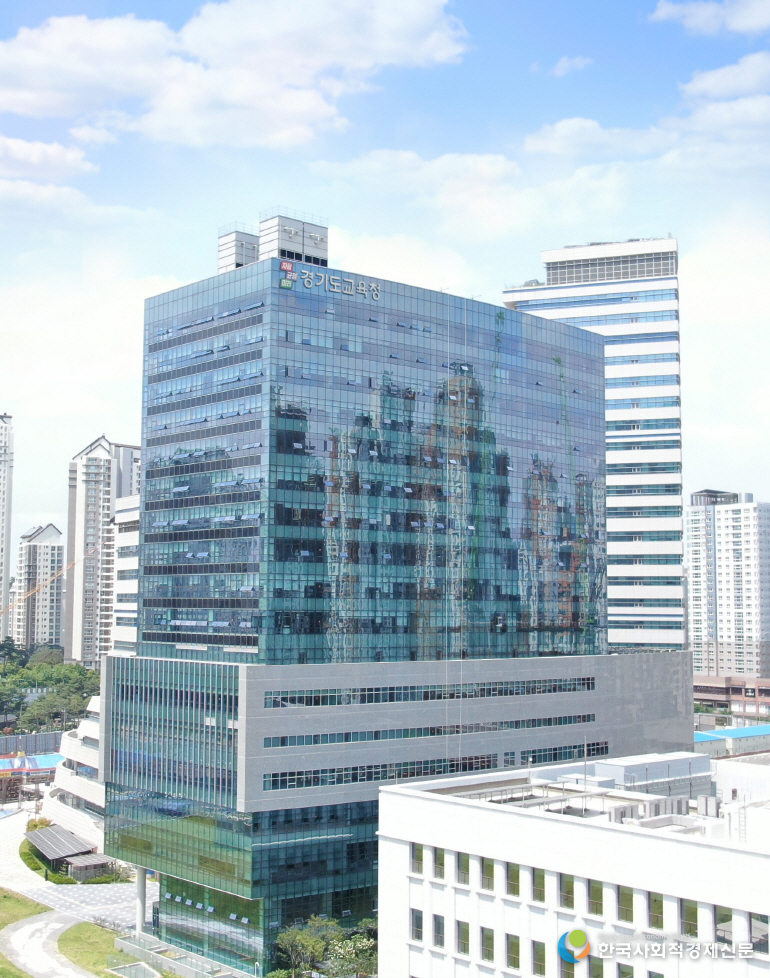 (사진)경기학생 10명 학교도서관 이용<br>
학교도서관 프로그램 만족도 높아