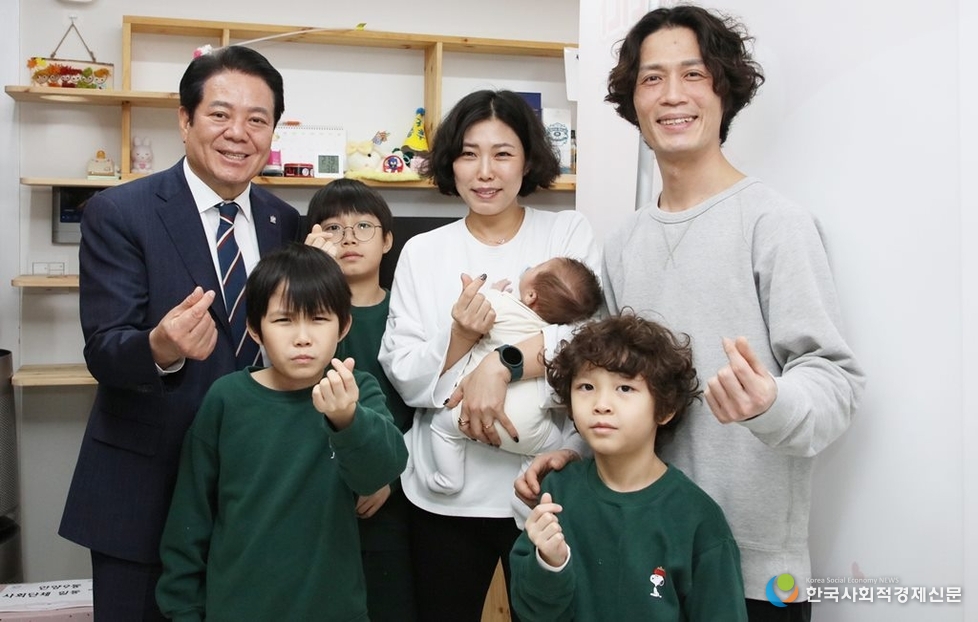 (사진)최대호 안양시장 지난 2월19일 만안구 안양9동 여섯째의 출산가정을 방문해 축하 하고 있다