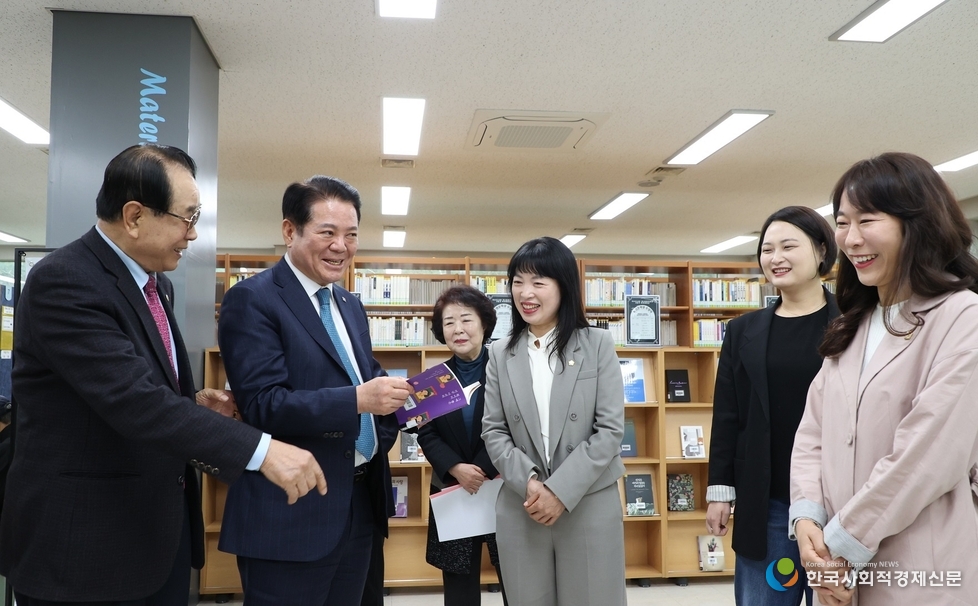 (사진)최대호 안양시장이 석수도서관 내에 마련된 치매 도서 코너를 둘러보고 있다.