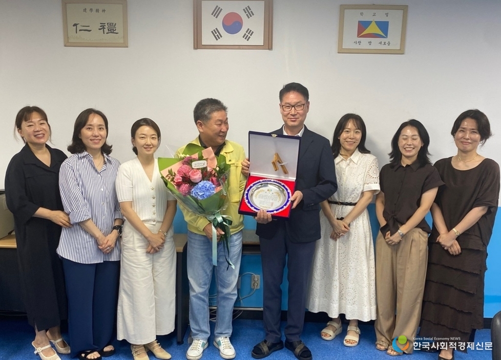 (사진)낙생고, 급식환경 개선 공로로 지역 정치인 3인에<br>
감사패 수여