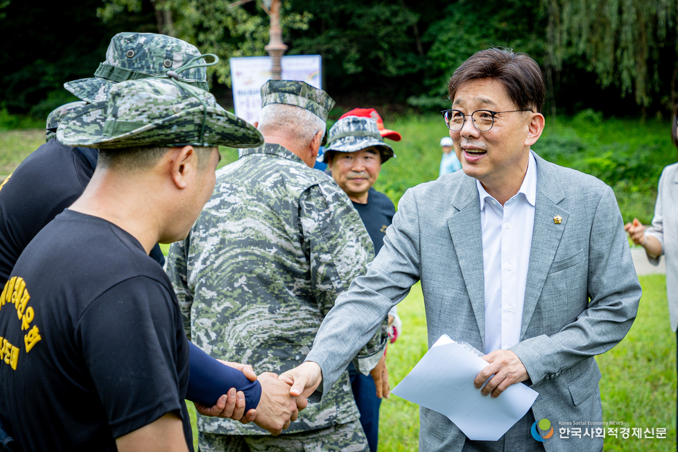 (사진)성남시의회, 해병대전우회와 율동공원 정화활동 함께하다