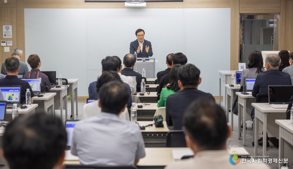 (사진)임태희 경기도교육감이 9월 15일 선단 초등학교에서 하이러닝 활용 수업을 강의하고 계시다