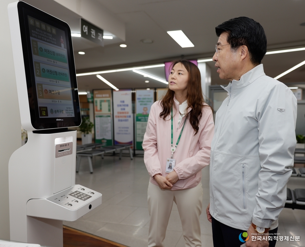 (사진) 여권과 서강석 구청장 