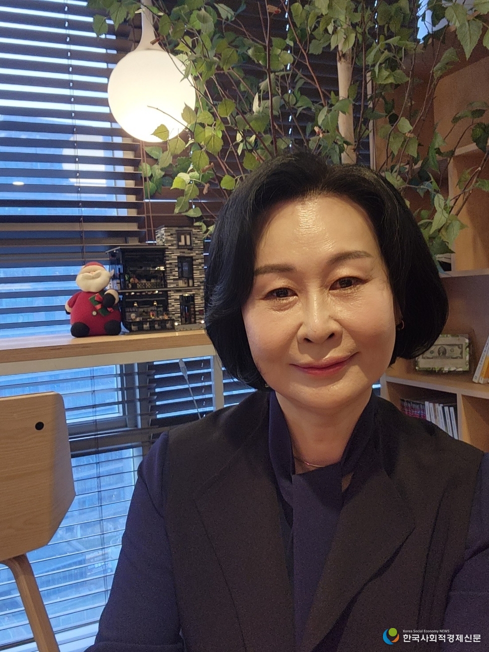 (사진) 2025 대한민국옥외 광고대상 심사위원장 한신대학교 평화교양대학 이미옥교수 