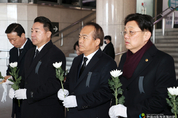성남시의회, 수원역 합동분향소 방문해 참사 희생자 추모