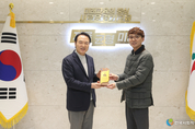 임태희 경기도교육감, 소상공인시장진흥공단 노동조합 감사패 수상