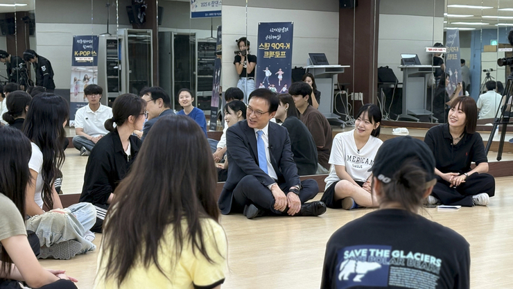 임태희 교육감, 'K팝 경기공유학교'에서 학생들과 춤으로 소통