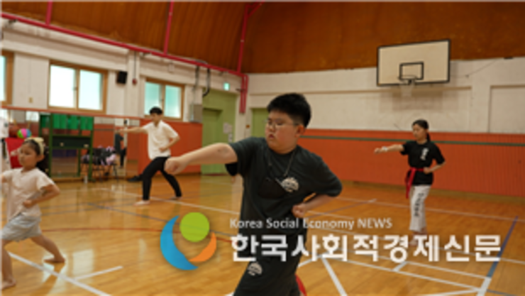시각장애 학생들, 손끝으로 태권도 배운다
