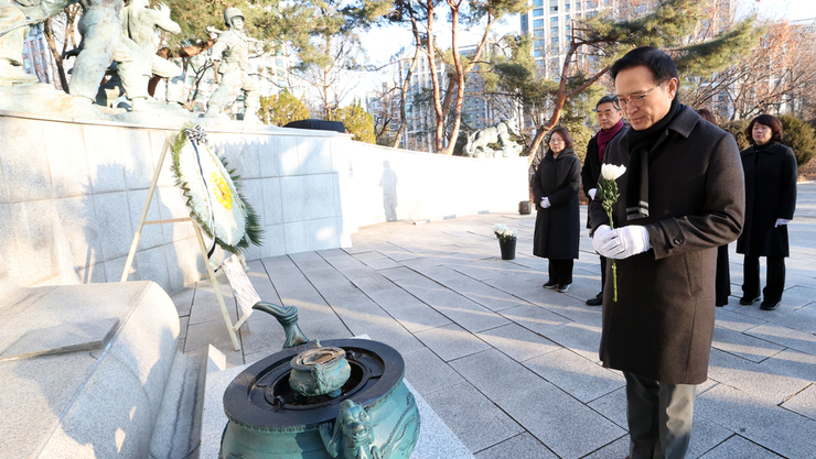 임태희 교육감, 안양시 현충탑 참배로 2026년 새해 공식 일정 시작