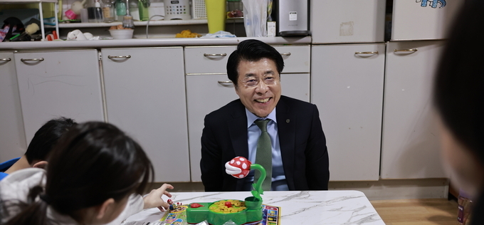 설 명절에도 멈추지 않는 섬김 행정… 서강석 송파구청장, 취약계층 가정 직접 찾아