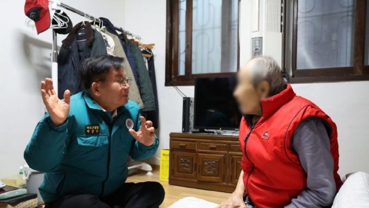 “추운 겨울, 괜찮으신가요” 박강수 마포구청장 주거취약가구 직접 살펴