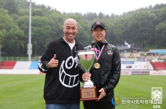 협회장배 우승 트로피를 들고 기념촬영하고 있는 차두리(왼쪽) FC서울 유스강화실장과 윤현필 서울오산고 감독.