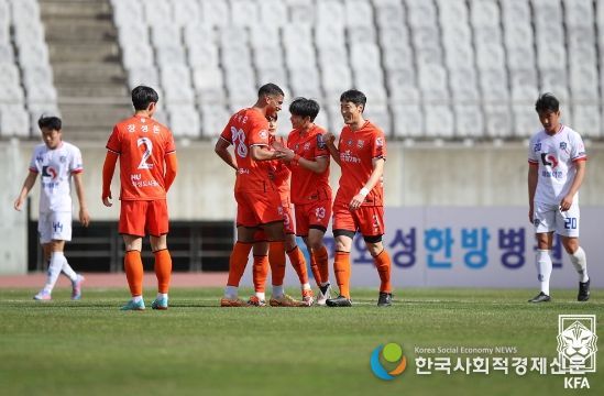 화성FC 선수들이 지난 양주시민과의 경기에서 조영진(등번호 13)의 득점 후 기뻐하고 있다.