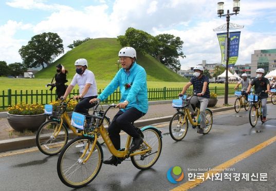 2022년 7월 7일, 경주 봉황대 앞 광장에서 ‘공영자전거 타실라 개통식’이 열린 가운데, 주낙영 경주시장이 ‘타실라’를 타며 시연하고 있다.