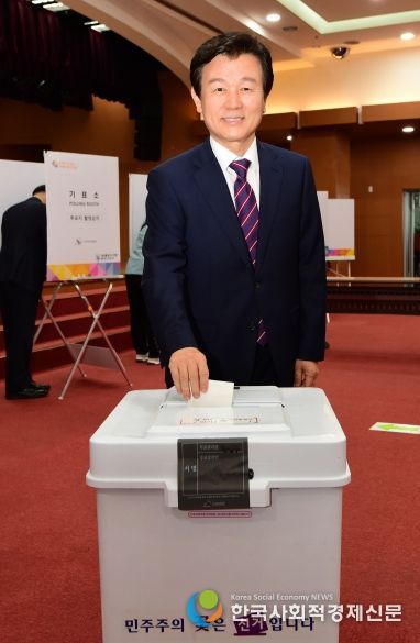 조규일 진주시장, 제22대 국회의원선거 사전투표 첫날 투표 마쳐