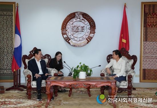 면담중인 최기문 영천시장(좌)과 바이캄 캇티야(Baykham Khattiya) 라오스 노동사회복지부장관
