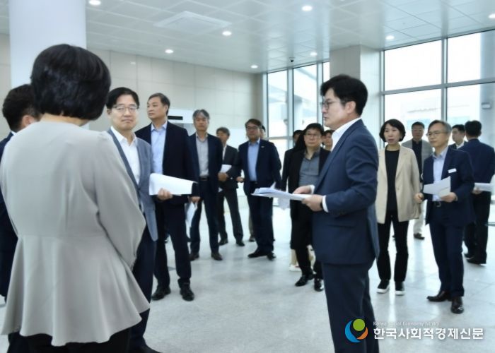 김병수 김포시장과 김포시 간부공무원들은 17일 김포제조융합혁신센터 현장을 방문해 추진경과를 보고받고 점검에 나섰다.