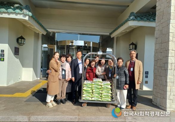 직원들 정성모아 홀로 사는 어르신 위해 쌀 기부