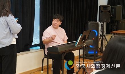 인천시청년미래센터 ‘씽어게인’ 프로그램을 맡은 펀치라인보컬전문학원 보컬 트레이너가 청년이 부르는 노래를 듣고 있다.