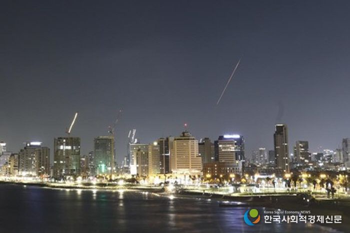 19일 새벽 이스라엘 텔아비브에서 방공 시스템이 요격탄을 발사해 궤적을 남겼다. (화면 우측) (사진/신화통신)