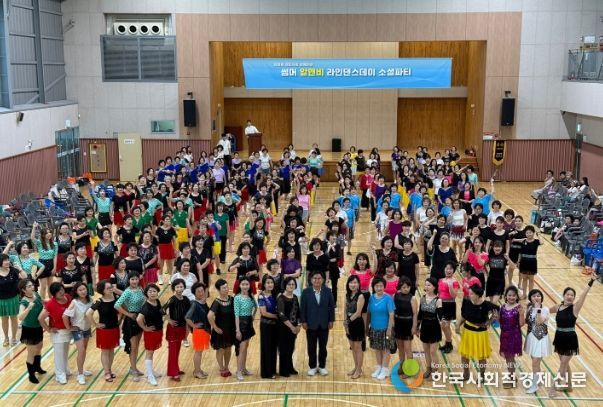 박강수 마포구청장이 라인댄스데이 소셜파티 참가자들과 기념촬영을 하고 있다.