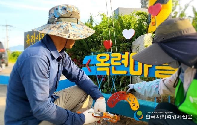 나주시 반남면 옥련마을이 전라남도의 대표 주민자치형 시책인 ‘청정전남 으뜸마을 만들기’ 사업에서 나주시 최초로 3년 연속 우수마을로 선정되는 성과를 거뒀다. 주민들이 폐자재를 활용해 마을 입구에 안내 팻말을 설치하고 있다.(사진 제공-나주시)