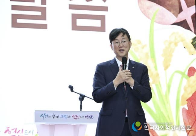 이민근 안산시장이 지난 11일 중소벤처기업연수원 대강당에서 열린 ‘제30회 농업인의 날’ 기념식에서 인사 발언을 하고 있다.