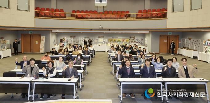 장애인 학습자들이 18일 안산문화예술의전당 국제회의장에서 ‘안산시 장애인 평생학습 성과공유회’를 진행하고 있다.