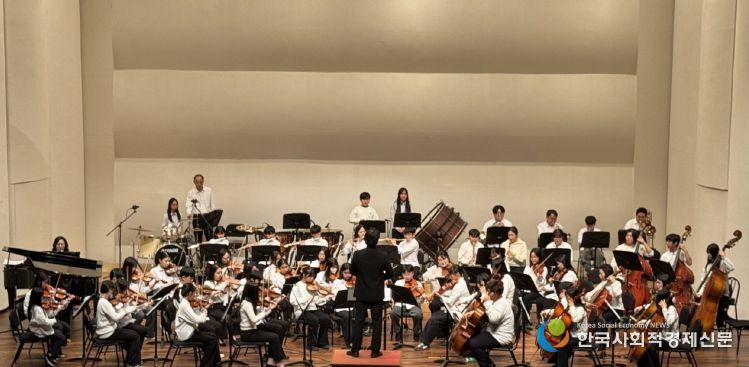 (재)포항문화재단(대표이사 이상모)은 지난 19일 저녁 포항시청 대잠홀에서 열린 ‘꿈의 오케스트라 포항’의 2025 정기연주회 ‘바다의 꿈’을 개최했다.