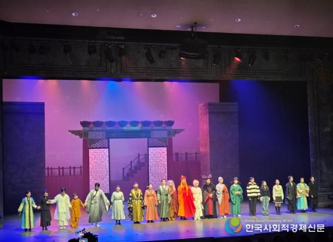 경주에서 열린 창작뮤지컬 '김교각' 공연 종료 후 출연진이 무대 인사를 하고 있다