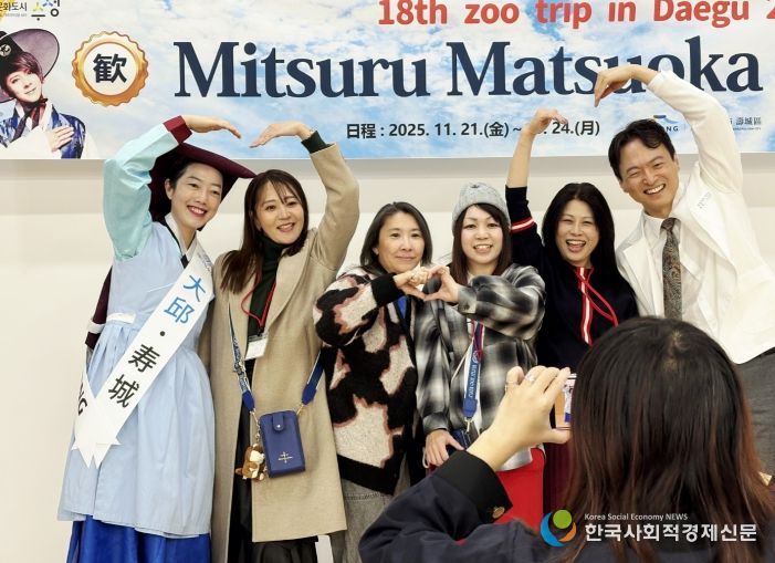 ‘글로벌 한방스쿨 특별 강연회’에서 마츠오카 미츠루 팬들이 기념 촬영을 하고 있다.