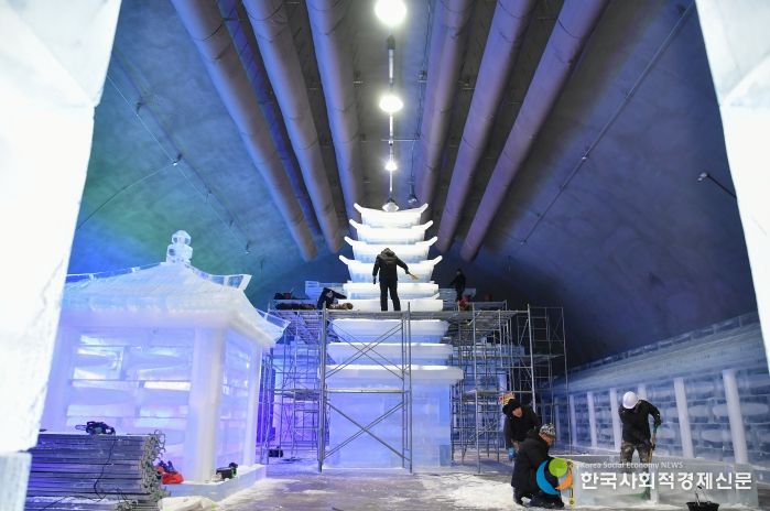 지난달 29일 화천군 화천읍 서화산 다목적 광장에서 실내얼음조각 광장 조성작업이 진행되고 있다