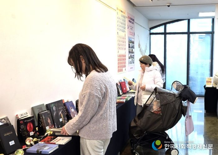 노은도서관에서 진행중인 ‘북큐레이션 다시보기’ 특별전