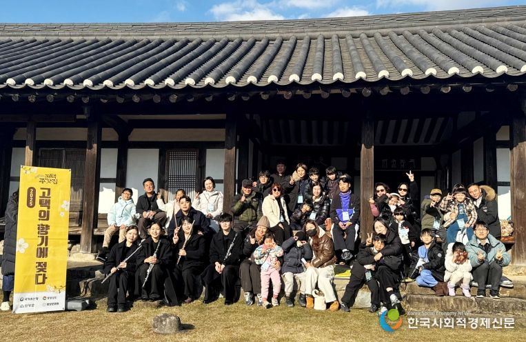 공연자와 단체사진