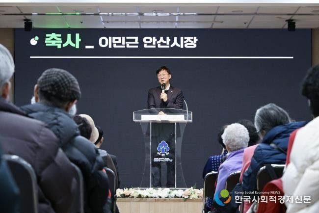 이민근 안산시장이 10일 단원구 노인복지관 대강당 한울채에서 열린 개관 20주년 기념 ‘청춘제’ 행사에서 인사 발언을 하고 있다.