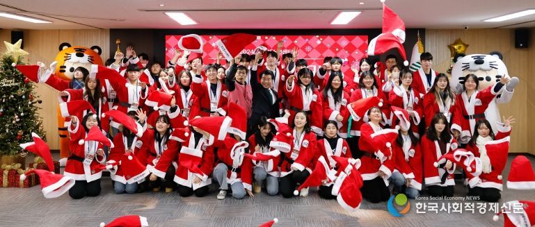 2024. 12 출정식 후 산타모자를 던지는 참가자들과 서강석 구청장, 인사말하는 서 구청장