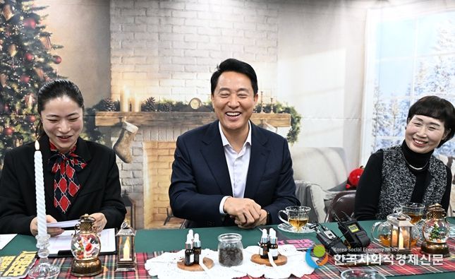 오세훈 서울시장이 17일(수) 외로움 없는 서울 1주년 기념 현장소통 간담회참석자들의 경험사례와 현장 의견을 나누고 있다.