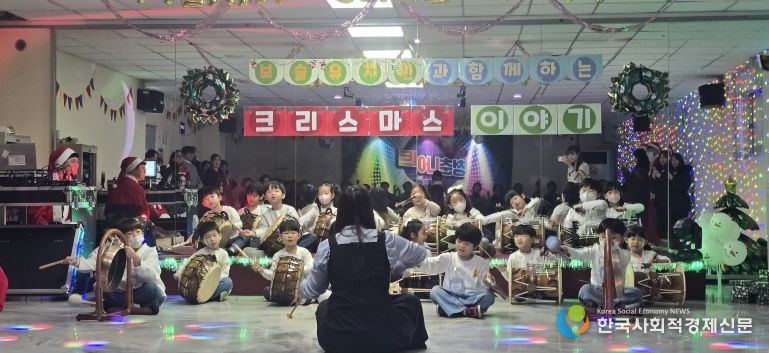 충주시노인복지관, 크리스마스 특집 청춘나이트 성료(보슬유치원 아이들의 장구공연