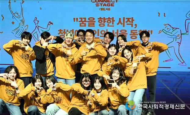 오세훈 서울시장이 26일(월) ‘서울 커넥트 스테이지’ 개막식에서 청년 예술인들과 기념사진을 촬영하고 있다.