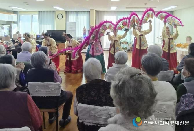 수원시 장안구 정자3동 주민자치회, 아녜스의 집 찾아 재능기부 공연 펼쳐