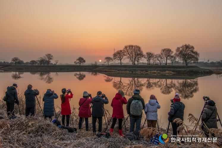 남도풍경연구소 소속 사진작가들이 동섬에서 떠오르는 해를 촬영하고 있는 모습.(사진 제공-나주시)