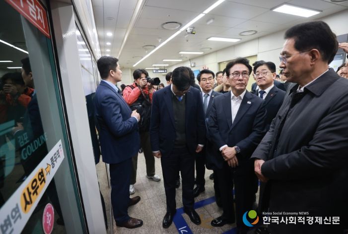 김민석 국무총리가 27일 경기도 김포시 사우역에서 김포 골드라인 열차를 타고 승객 과밀 상황을 점검하고 있다.