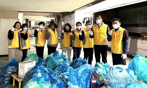 나주시 산포면지역사회보장협의체는 지난 6일 취약계층 가구의 쾌적한 주거환경 개선을 위해 방치된 쓰레기 수거 등 ‘숨 쉬는 공간 만들기’ 특화사업을 실시했다. (사진 제공-나주시)