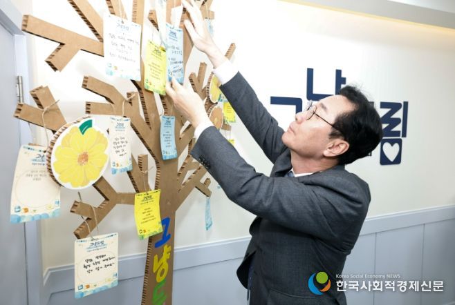 정명근 화성특례시장이 그냥드림 내부 '희망나무'에 작성한 쪽지를 달고 있다.